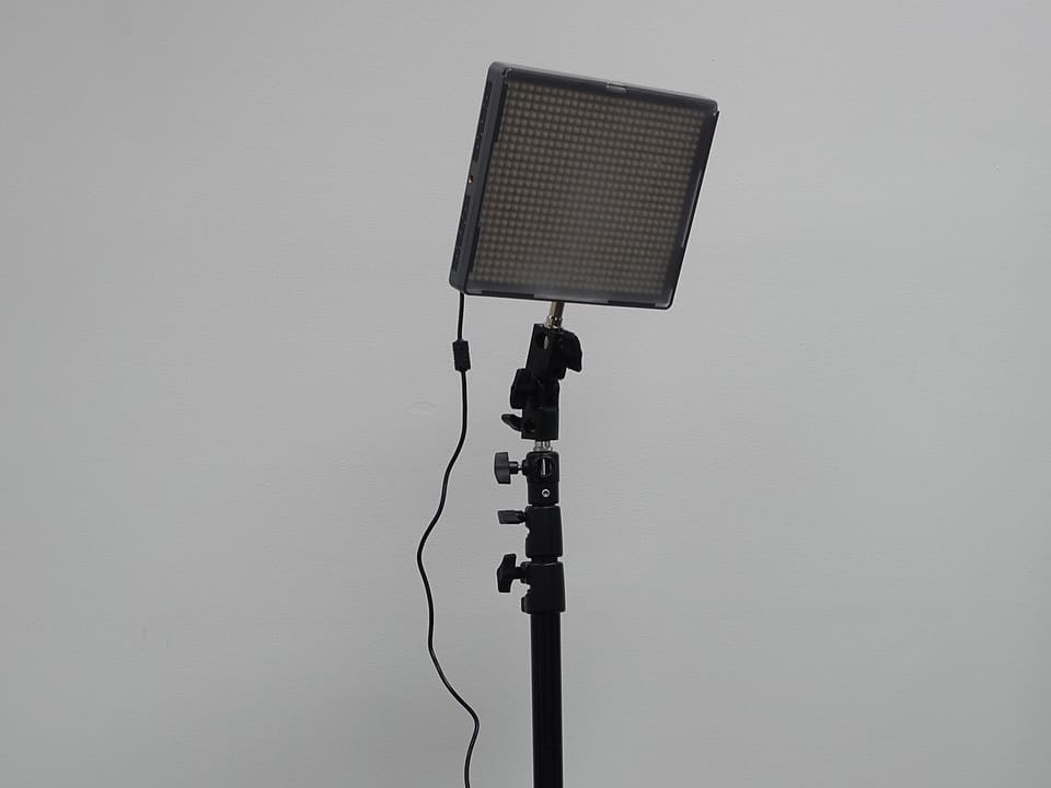 Lampu LED Aputure HR672C terpasang di stand