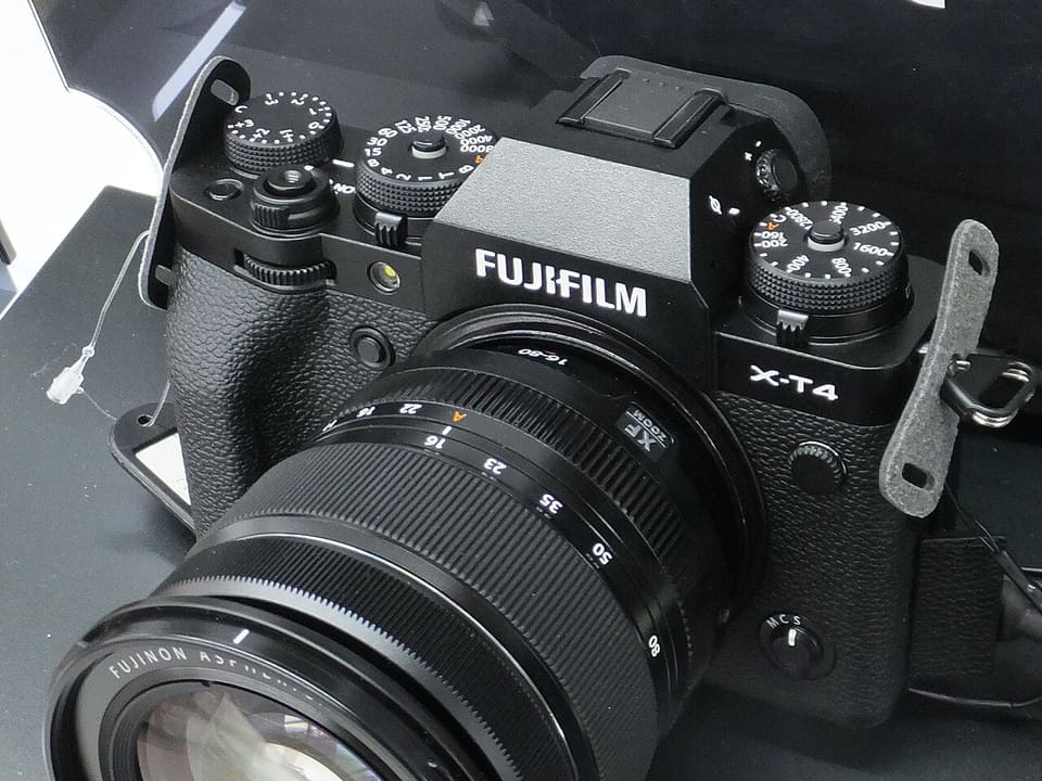 Kamera Fujifilm X-T4 tampak depan
