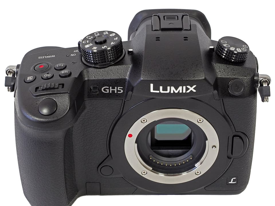Kamera Panasonic Lumix GH5 tampak depan