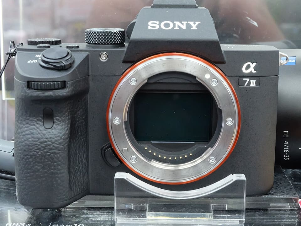 Kamera Sony A7 III tampak depan