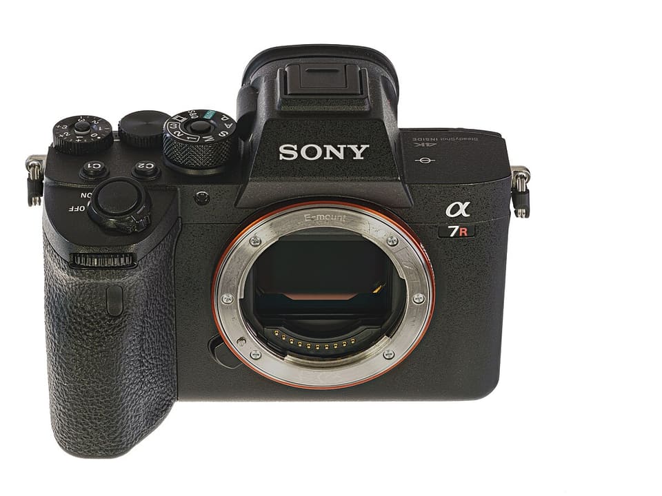 Body kamera Sony A7R IV tampak depan dengan sensor terlihat